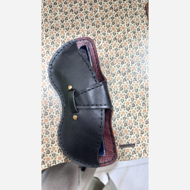 قاب عینک یا جا عینکی جنس چرم طبیعی گاوی زبانه دار