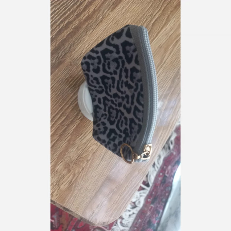 کیف جیبی مربعی دارای زیب زمینه مشکی طوسی