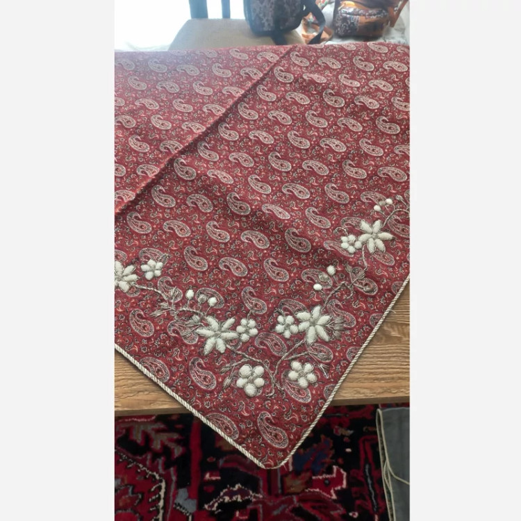 رومیزی پارچه ای ترمه رنگ قرمز سرمه دوزی شده آستر دار