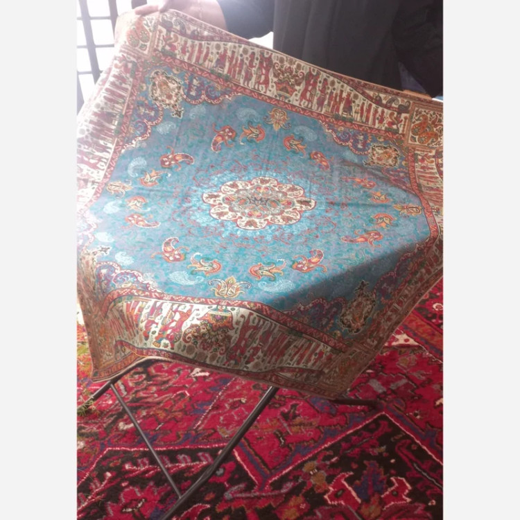 رومیزی پارچه ای ترمه یزد و آستردار رنگ فیروه ای جنس ابریشم با نقشی دلربا