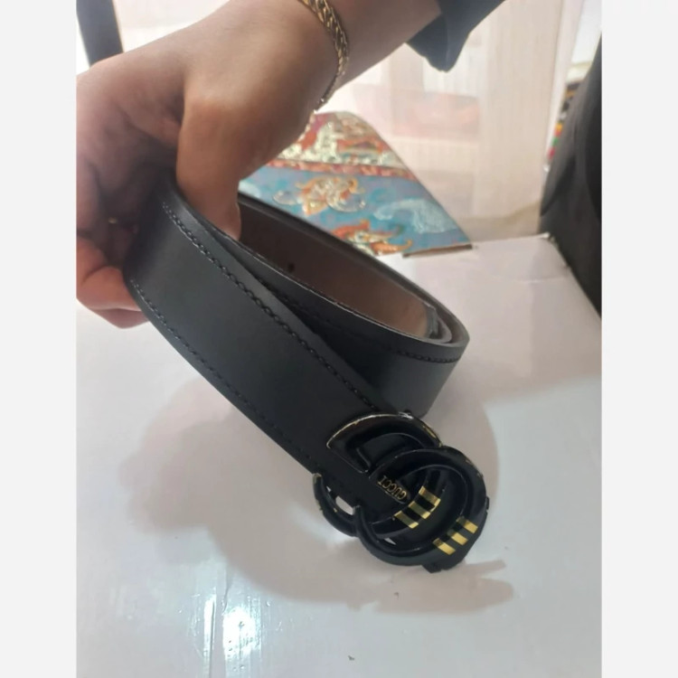 کمربند چرم مصنوعی با سگک طرح گوجه ای رنگ مشکی