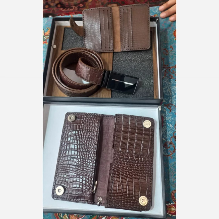 ست باکس کیف پول، کمربند و جا کارتی طرح کروکودیلی رنگ قهوه ای چرم طبیعی گاوی