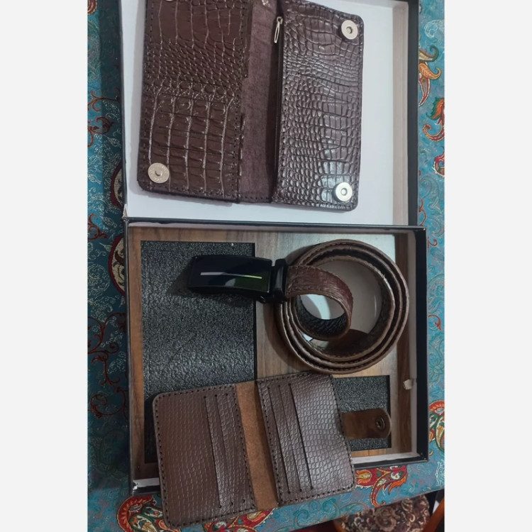 ست باکس کیف پول، کمربند و جا کارتی طرح کروکودیلی رنگ قهوه ای چرم طبیعی گاوی