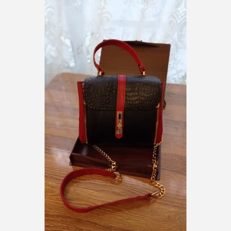 کیف دوشی چرم طبیعی گاوی زنانه مشکی رنگ با طراحی خاص