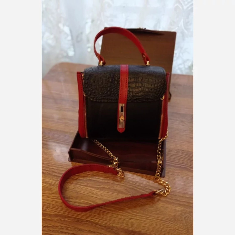 کیف دوشی چرم طبیعی گاوی زنانه مشکی رنگ با طراحی خاص