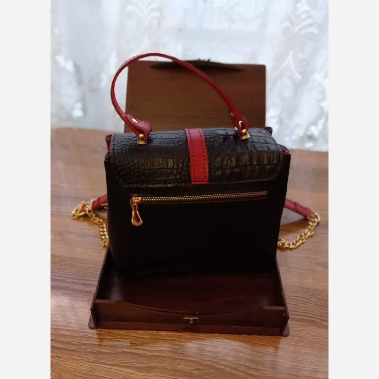 کیف دوشی چرم طبیعی گاوی زنانه مشکی رنگ با طراحی خاص
