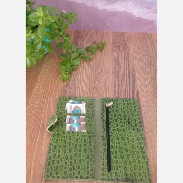 کیف پول زنانه چرم طبیعی بزی رنگ سبز دست دوز