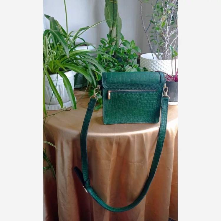 کیف دوشی زنانه دکمه دار چرم طبیعی بزی مناسب بانوان عزیز رنگ سبز