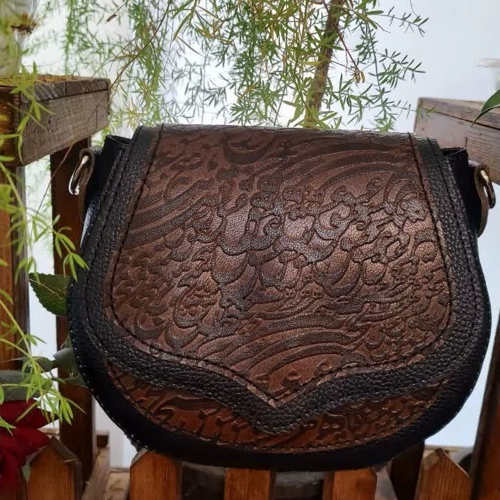 کیف دوشی جنس چرم طبیعی گاوی طرح هنر عشق دست دوز