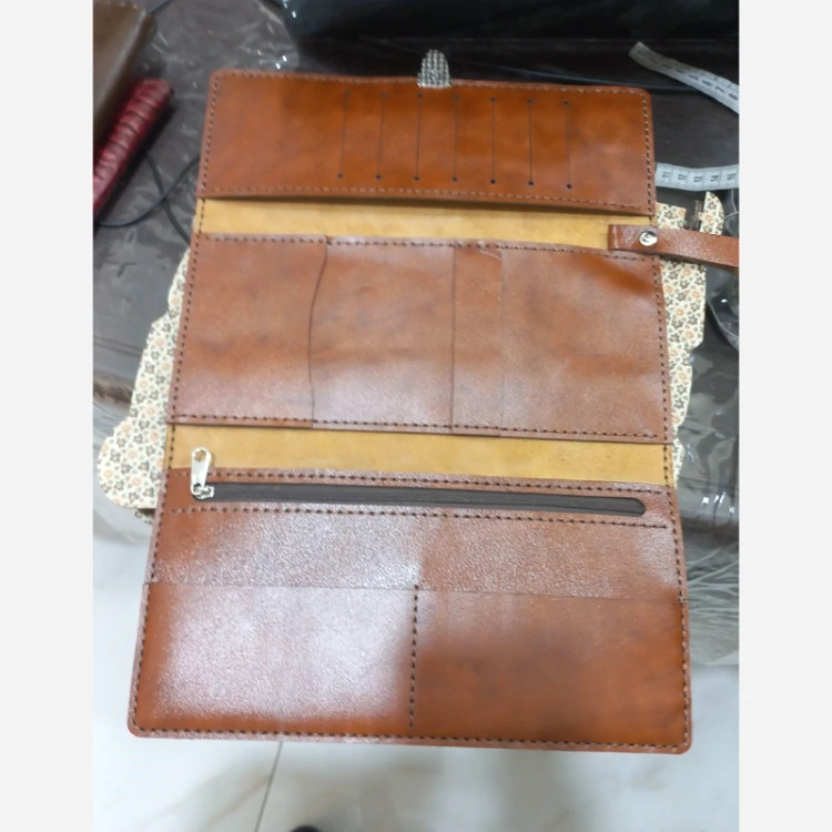 کیف مردانه دسته چک رنگ عسلی جنس چرم طبیعی گاوی