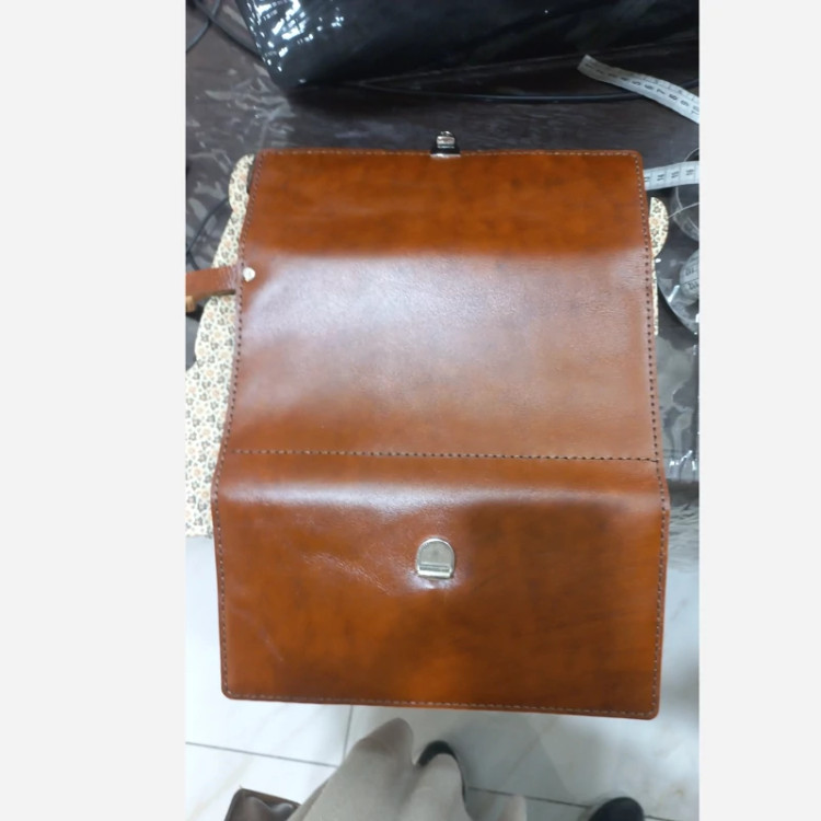 کیف مردانه دسته چک رنگ عسلی جنس چرم طبیعی گاوی