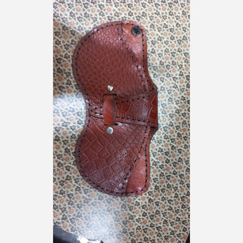 جا عینکی رنگ شرابی زبانه دار جنس چرم طبیعی گاوی بسته یک عددی