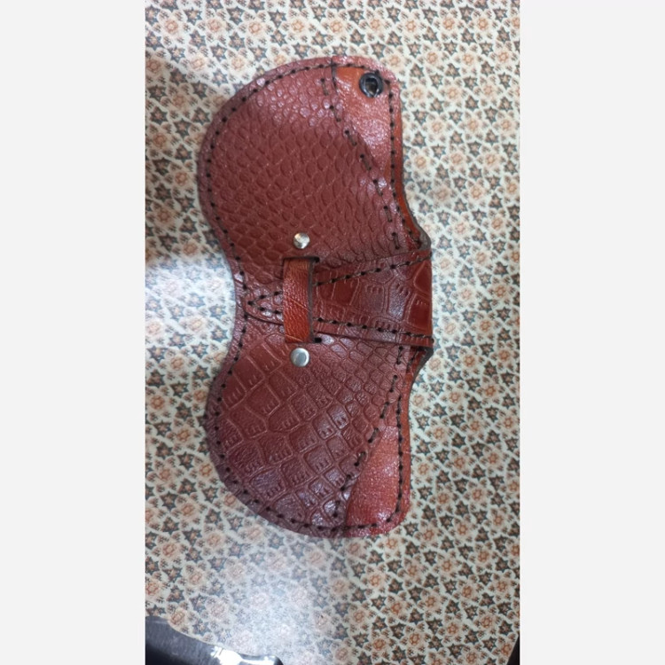 جا عینکی رنگ شرابی زبانه دار جنس چرم طبیعی گاوی بسته یک عددی