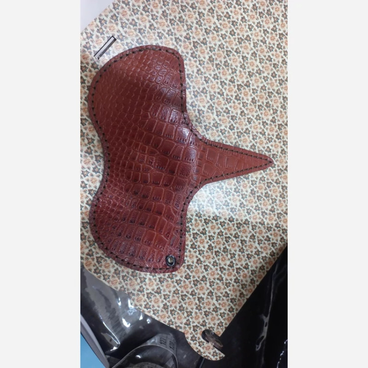جا عینکی رنگ شرابی زبانه دار جنس چرم طبیعی گاوی بسته یک عددی