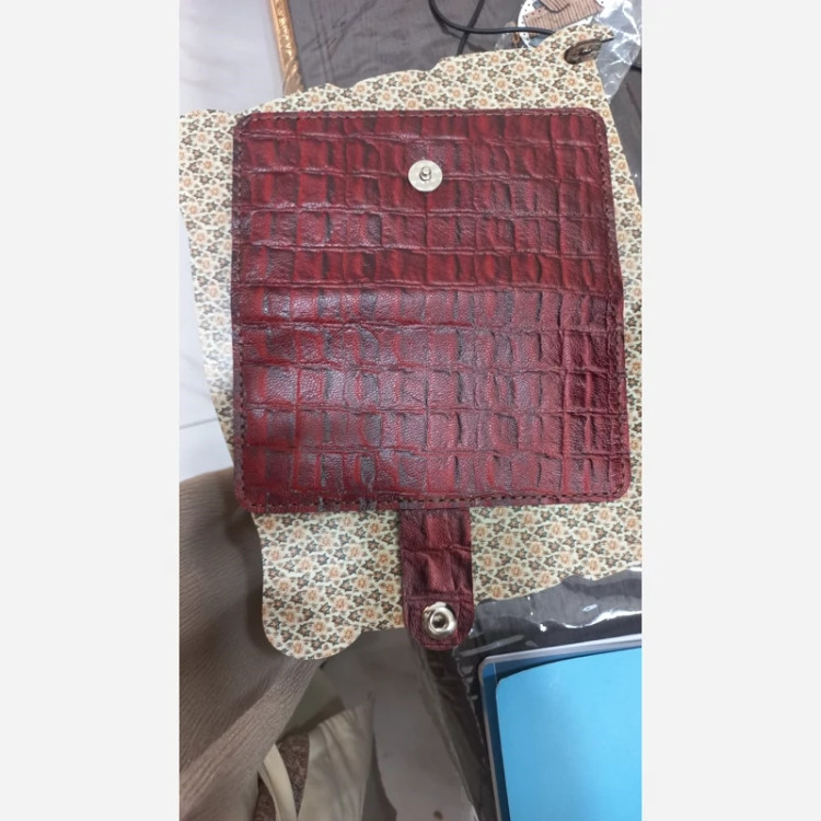 کیف پول جنس چرم گاوی طبیعی 2 لت زنانه دکمه دار رنگ شرابی
