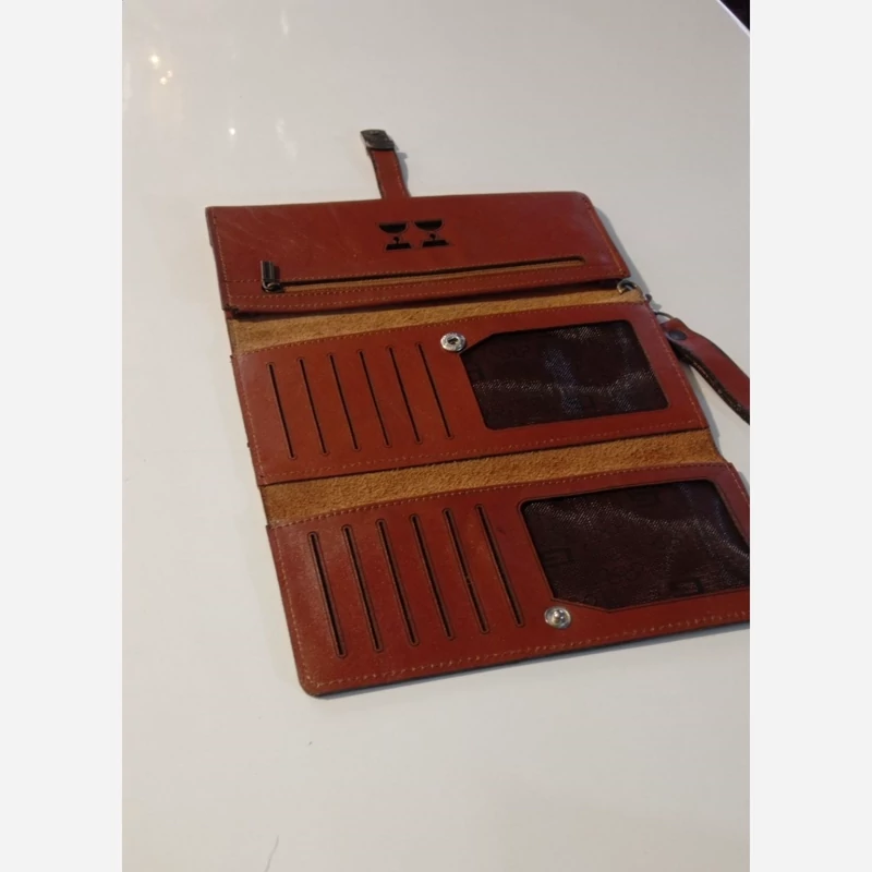 کیف پول دستی مردانه دکمه آهنربایی جادار زیبا جنس چرم گاوی طبیعی رنگ عسلی سه لت