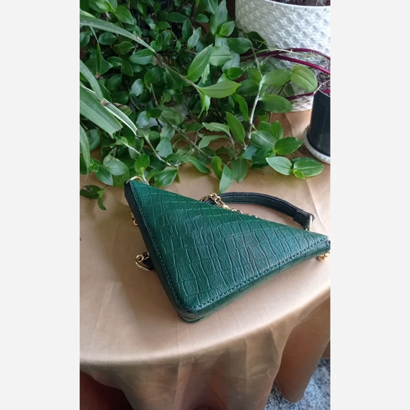 کیف دوشی زنانه چرم طبیعی بزی مثلثی دست دوز رنگ سبز