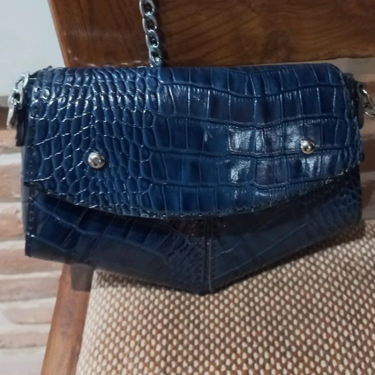 کیف دوشی چرم طبیعی گاوی رنگ سرمه ای خوش رنگ بسته یک عددی